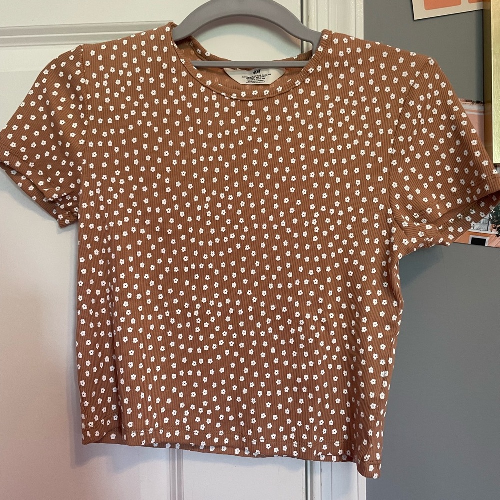 h & m floral tee shirt; size large (16/18); in outstanding condition